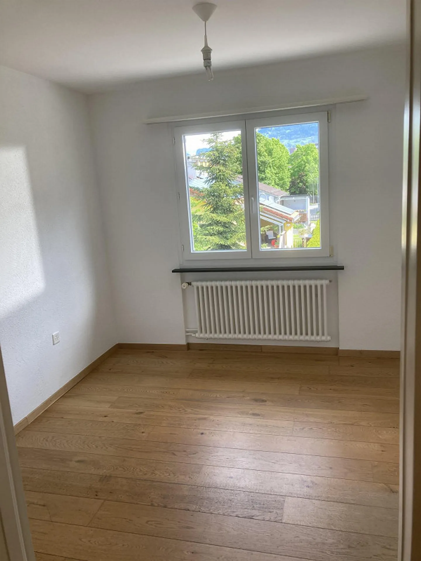 An interesting sunny 4-room apartment for rent - Photo 6 of 11