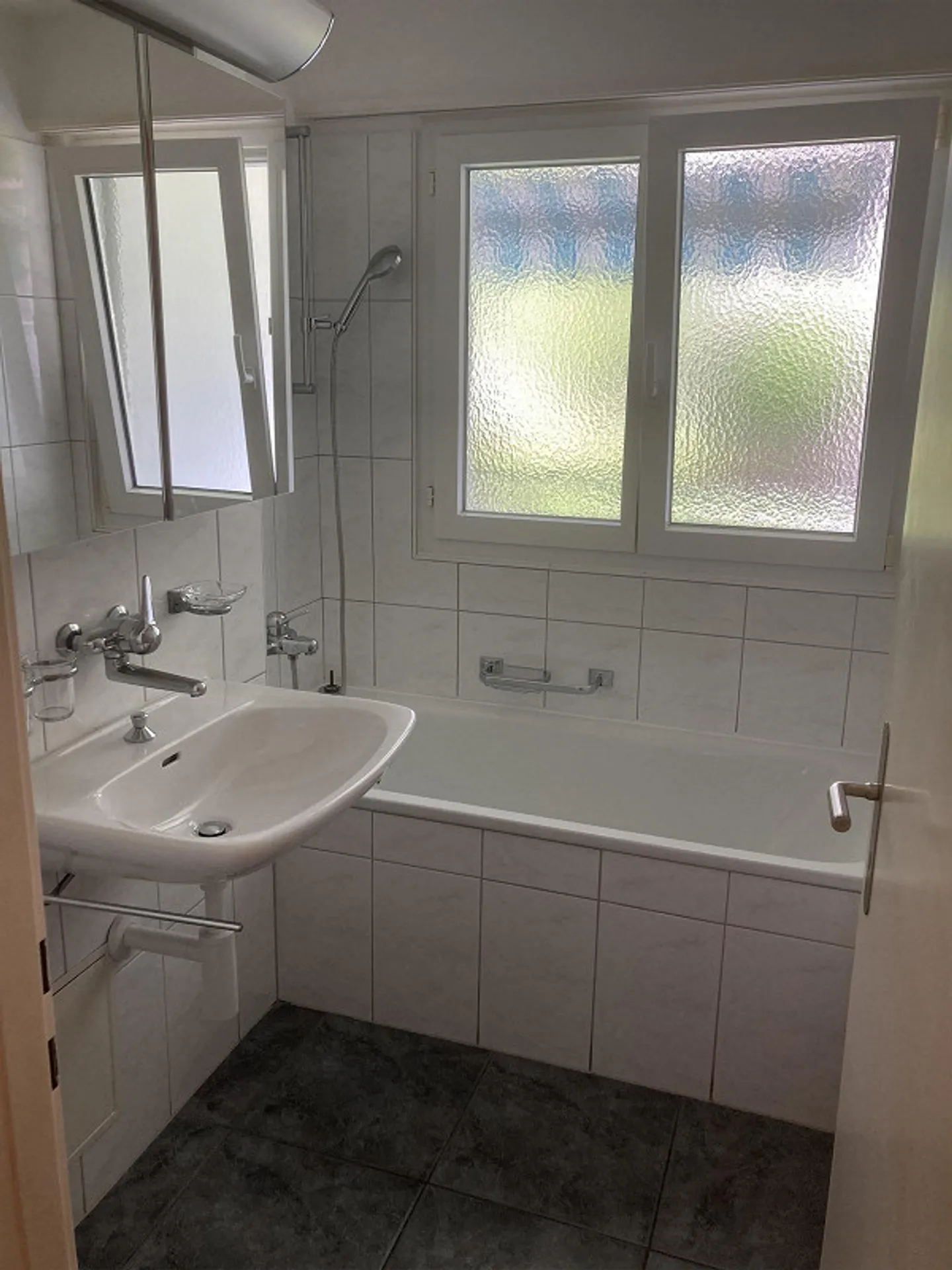 An interesting sunny 4-room apartment for rent - Photo 9 of 11