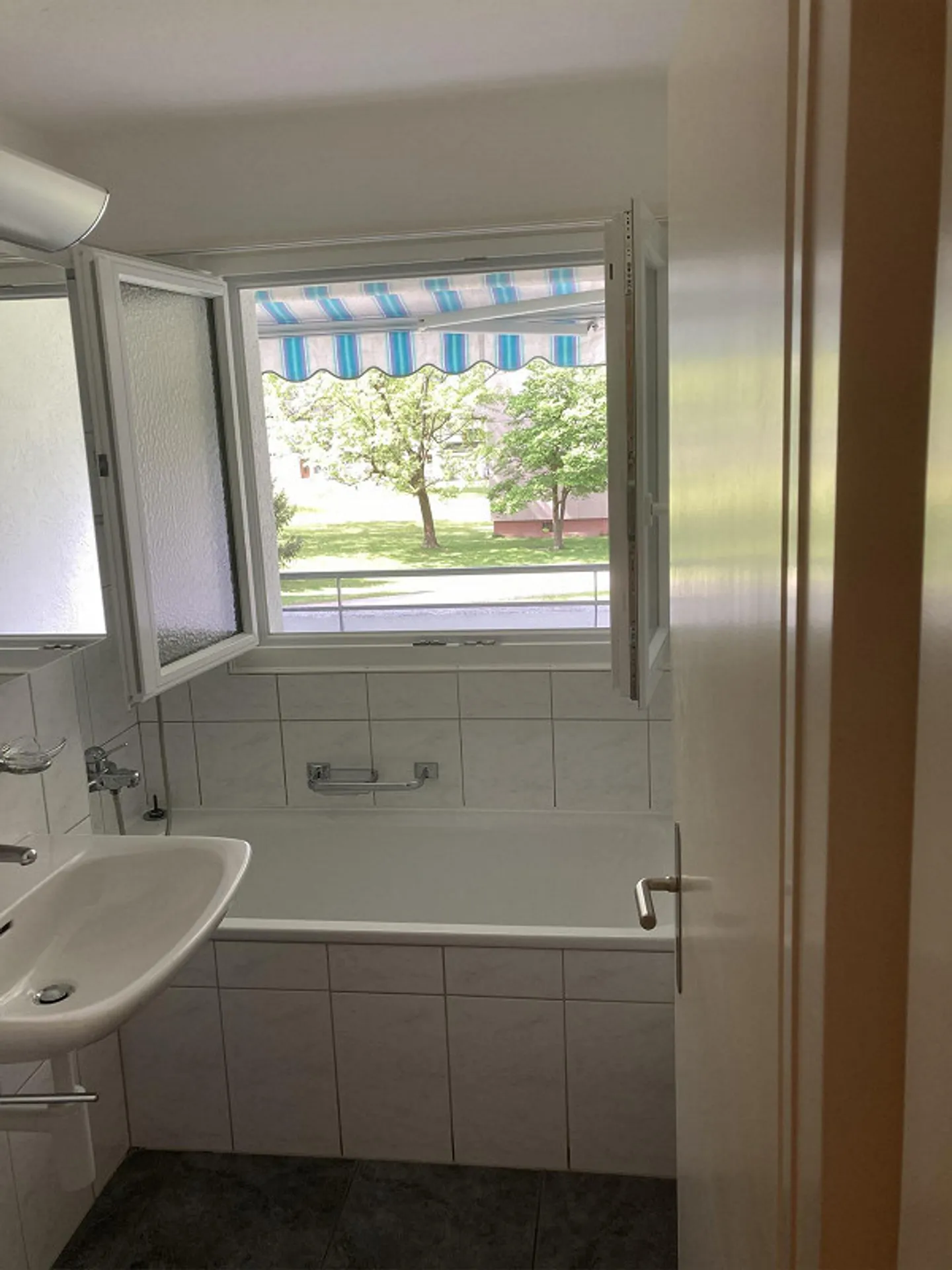 An interesting sunny 4-room apartment for rent - Photo 10 of 11