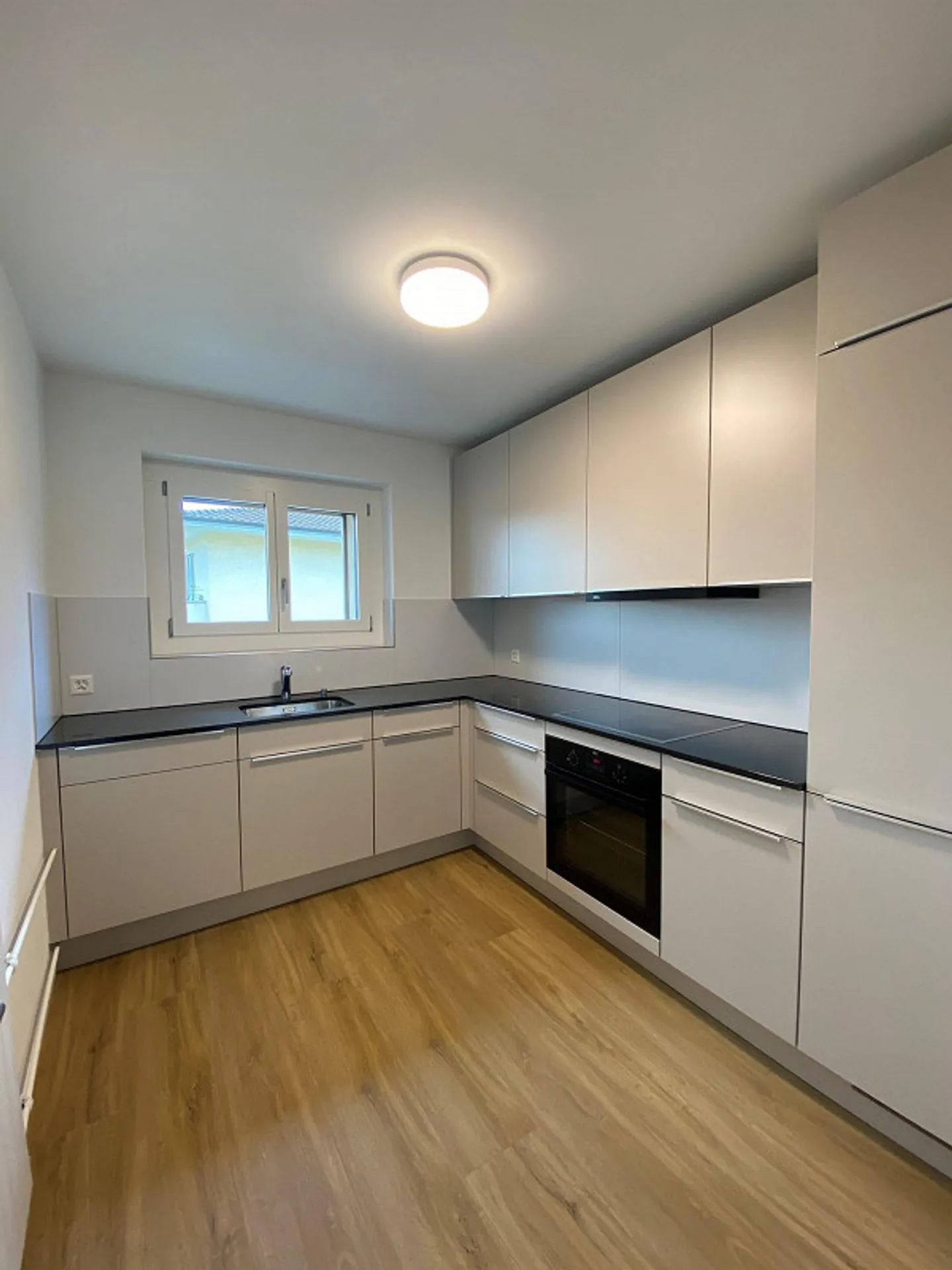 Now Available: Bright 2.5-Room Apartment in a Quiet Location - Photo 2 of 6