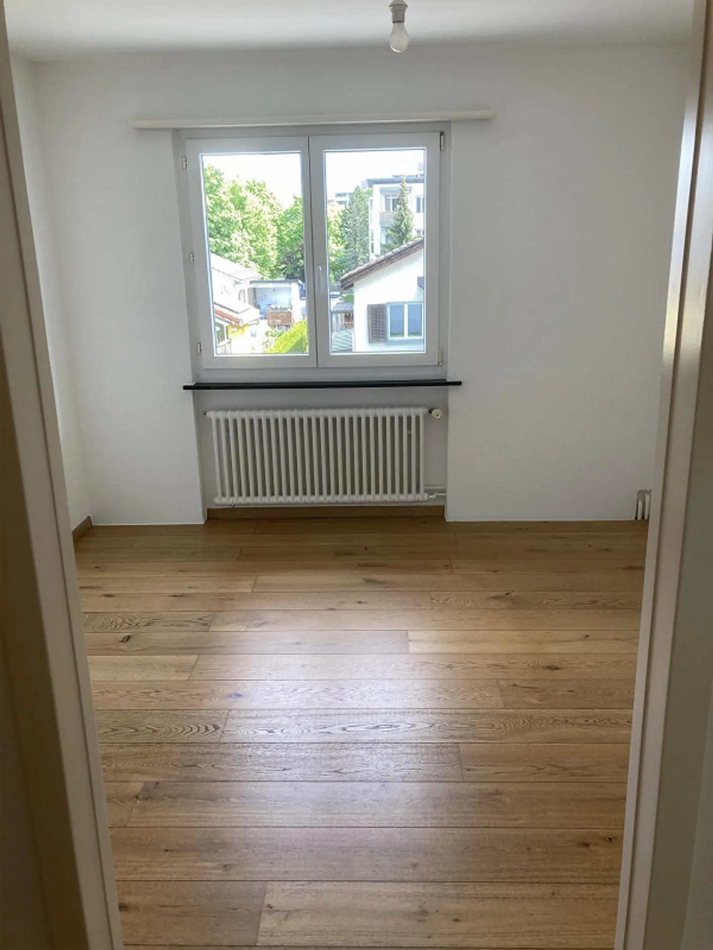 An interesting sunny 4-room apartment for rent - Photo 7 of 11