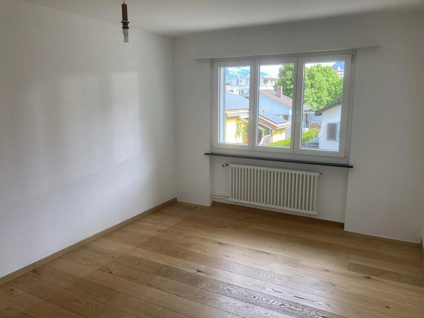 An interesting sunny 4-room apartment for rent - Photo 8 of 11