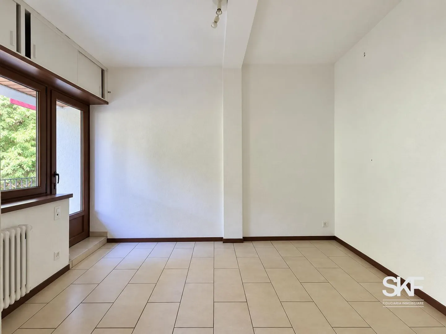 BREGANZONA - À LOUER APPARTEMENT 2.5 PIÈCES AVEC BALCON SUR LE VERDURE - Photo 7 sur 9