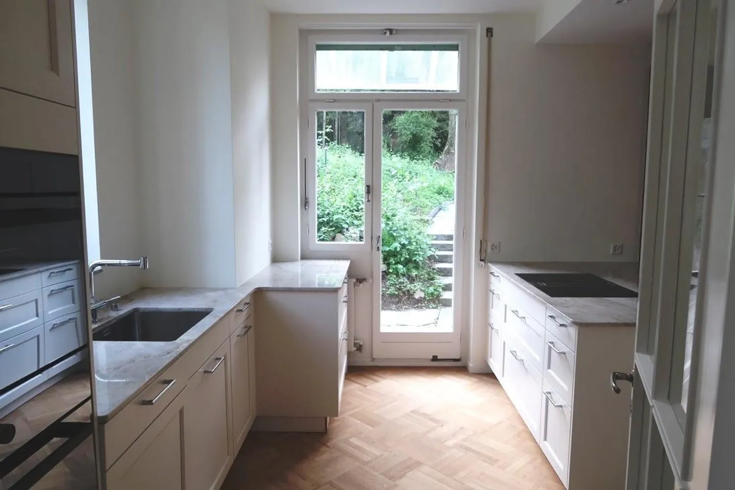 Oggetto di desiderio in una posizione privilegiata - Foto 2 di 13