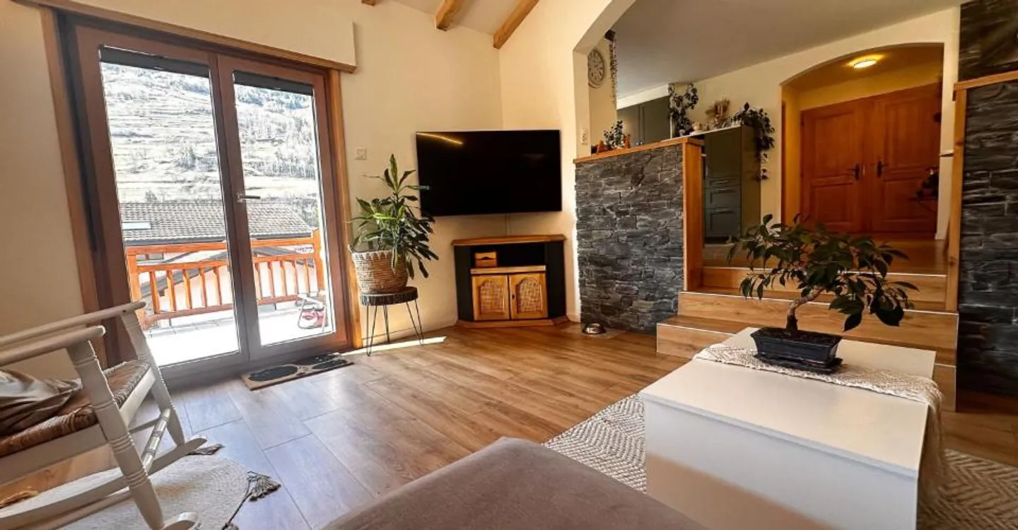 Superb Renovated House - Photo 3 of 12