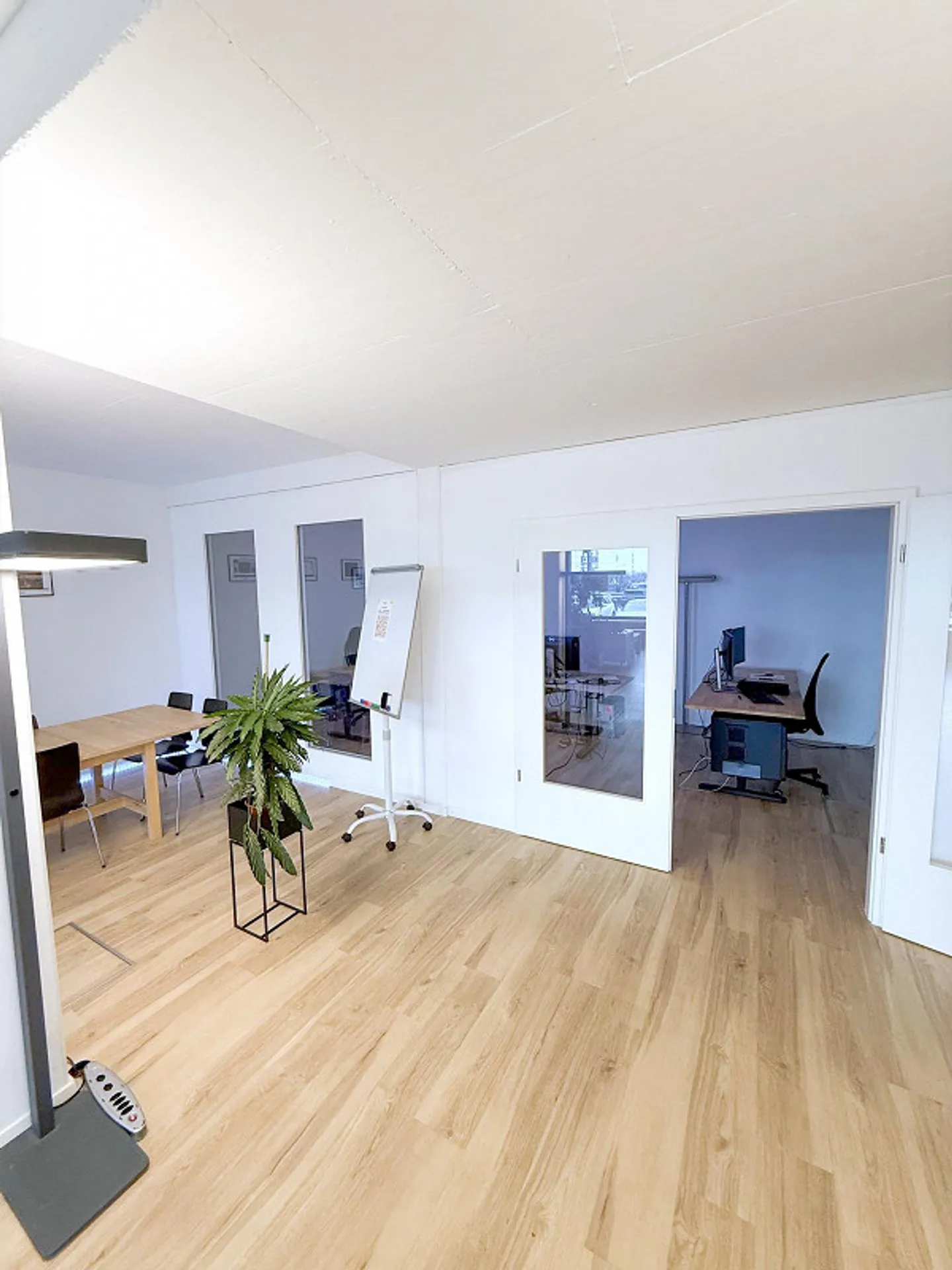 Central. Moderne. Représentatif. Votre nouveau bureau directement à la gare. - Photo 9 sur 15