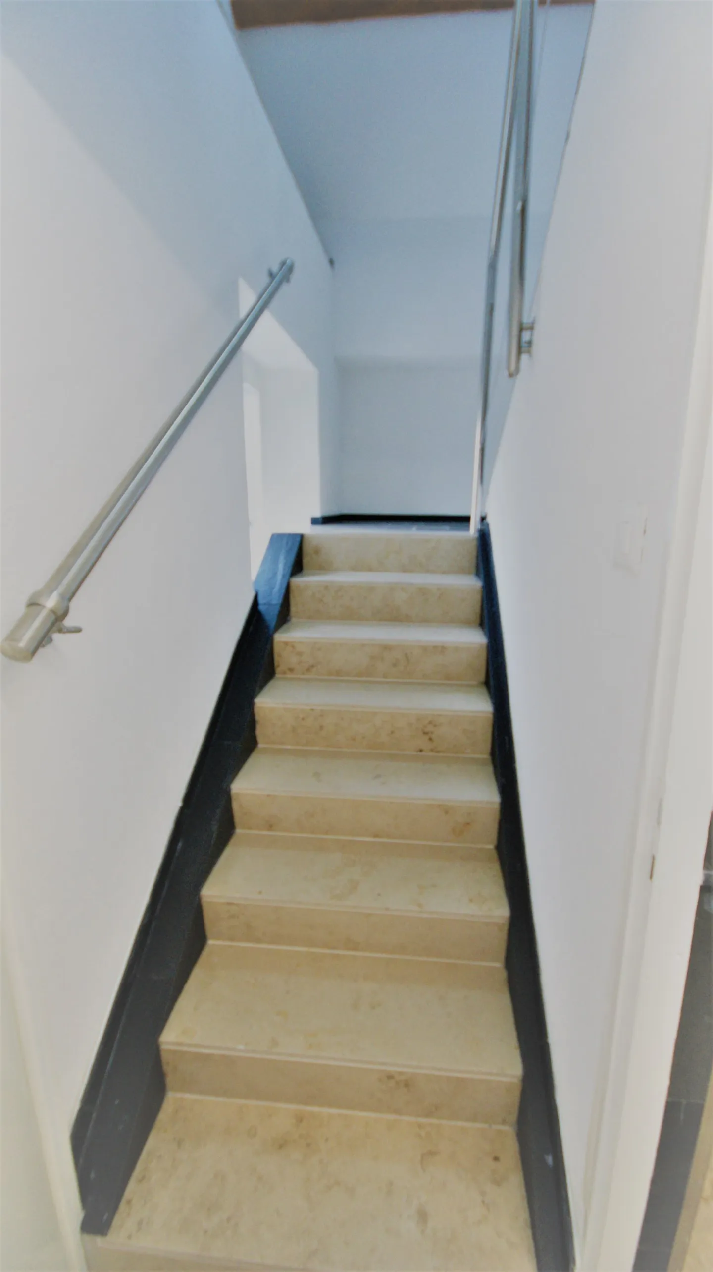 Appartement 2,5 pièces avec grand grenier, propre machine à laver Tumbler - Photo 8 sur 9