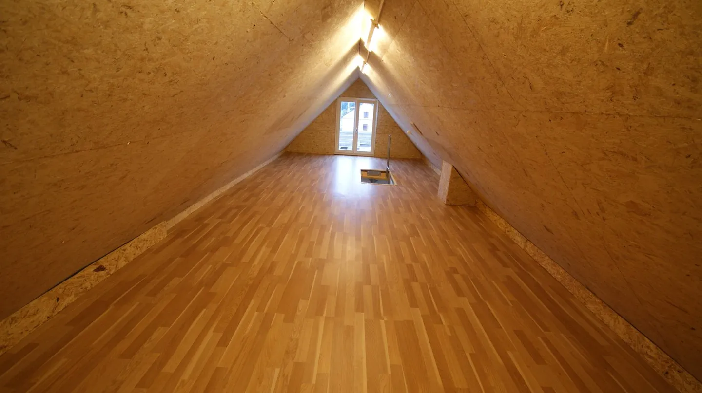 Appartement 2,5 pièces avec grand grenier, propre machine à laver Tumbler - Photo 6 sur 9
