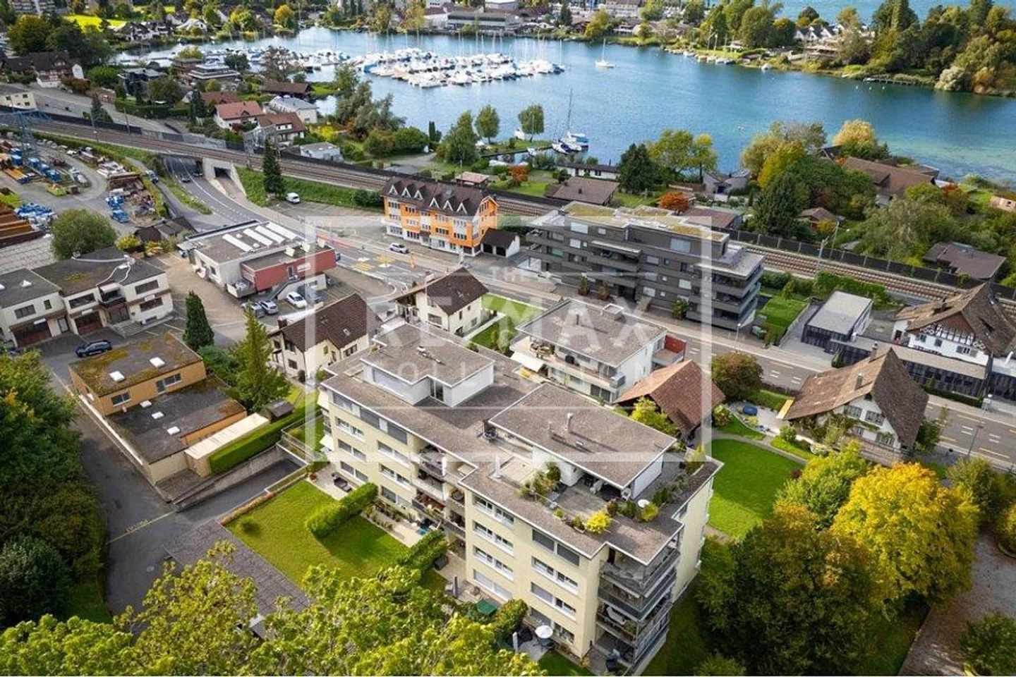 Appartement penthouse élégant de 5,5 pièces avec galerie sur le toit et magnifique terrasse sur le toit à Bäch SZ! - Photo 1 sur 13