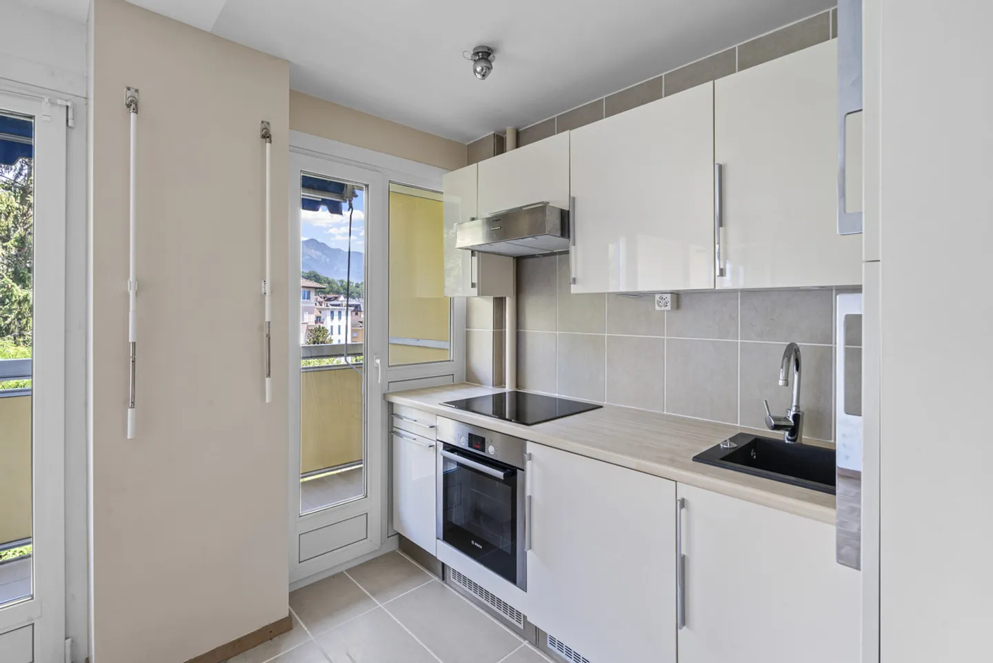 Charming renovated studio with sunny balcony! - Photo 3 of 9