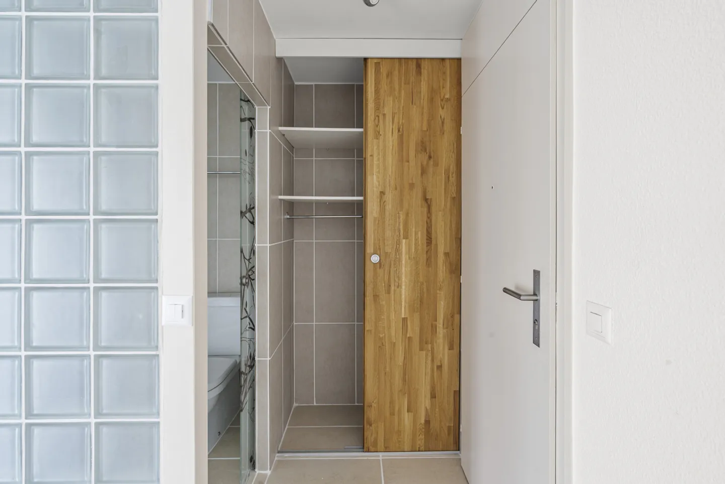 Charming renovated studio with sunny balcony! - Photo 5 of 9