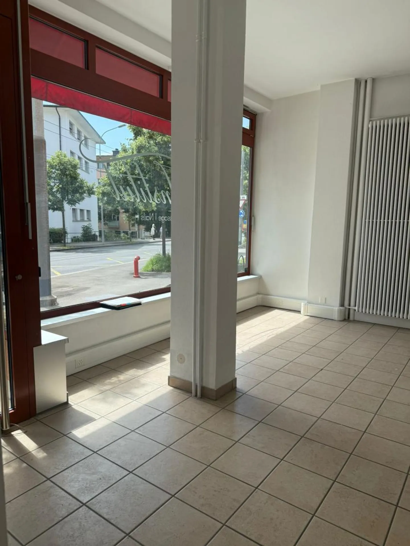 Commerce - Photo 2 of 10