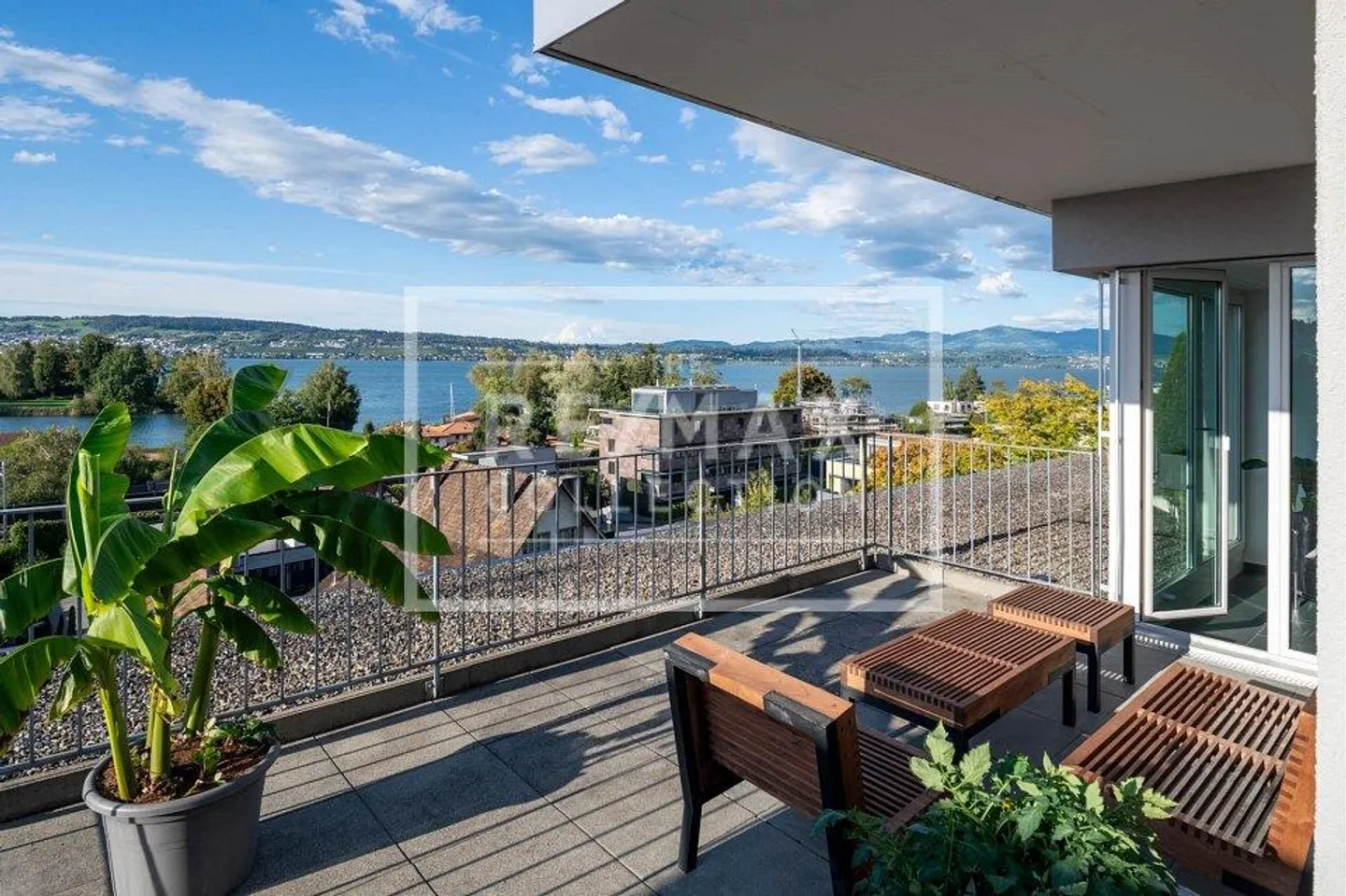Appartement penthouse élégant de 5,5 pièces avec galerie sur le toit et magnifique terrasse sur le toit à Bäch SZ! - Photo 2 sur 13