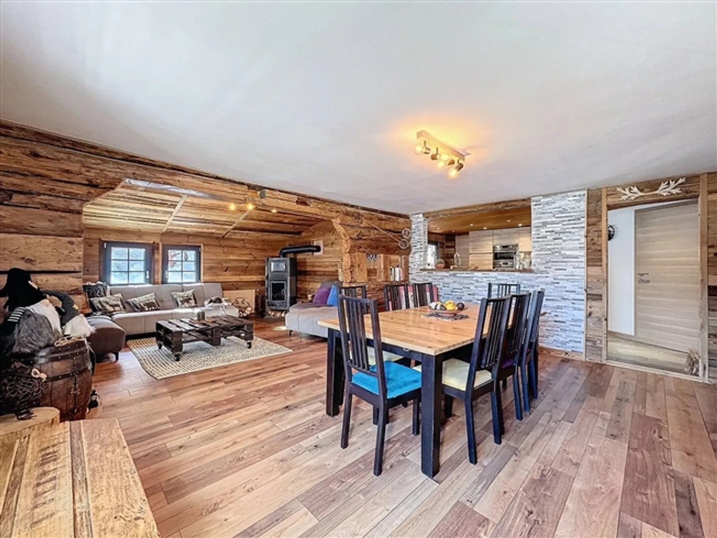 Authentic Renovated 8-Room Chalet - Photo 4 of 13