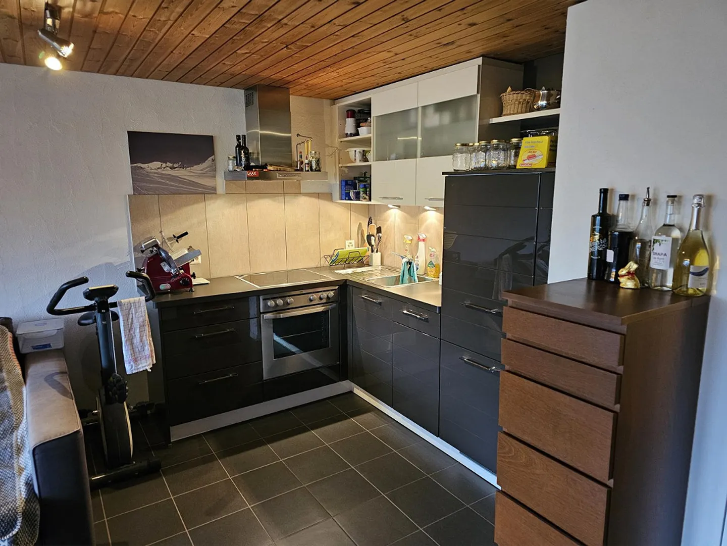 Beautiful, Cozy Apartment with Mountain View for Rent 🏡 - Photo 2 of 5