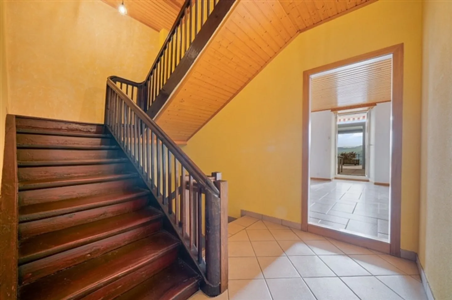 Beautiful townhouse with business and offices in the center of Romont - Photo 4 of 13