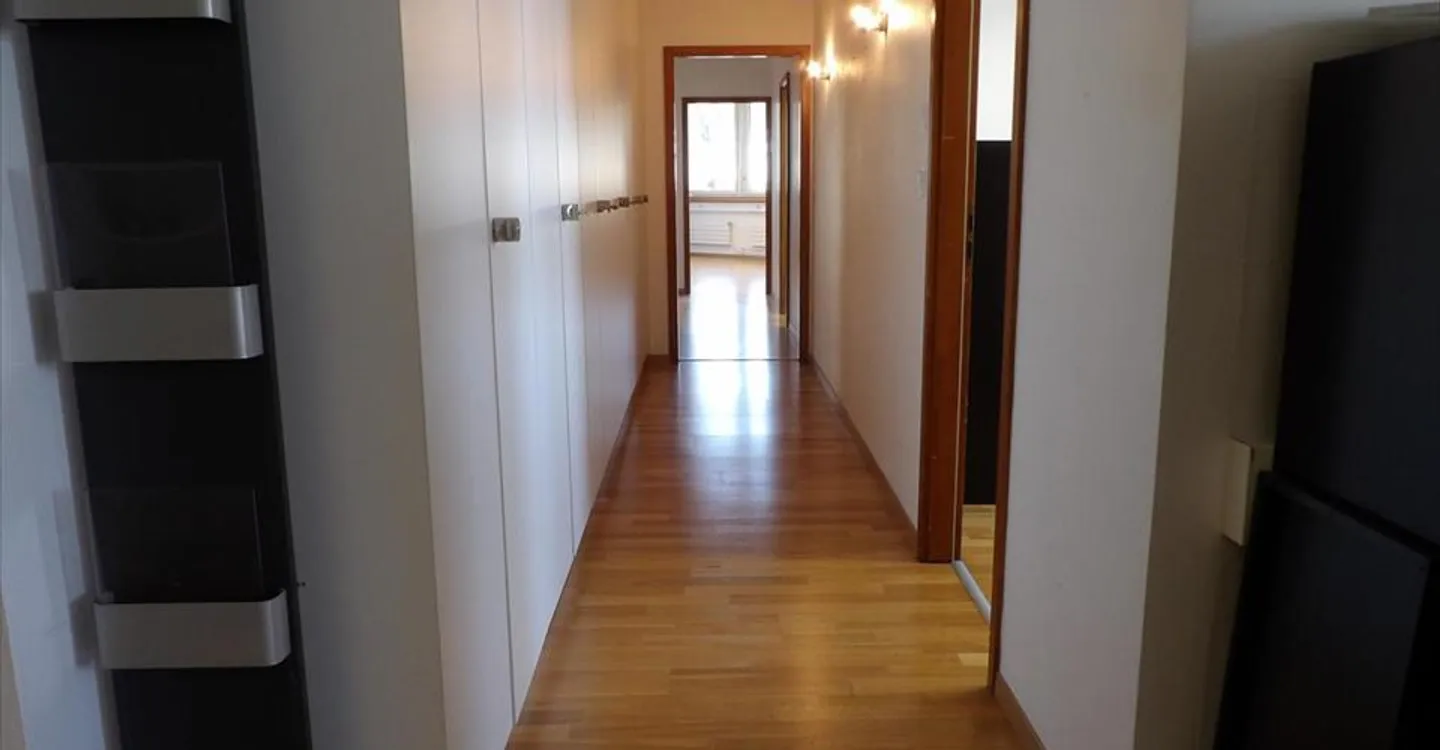 Mixed-use building for rent - Photo 4 of 13