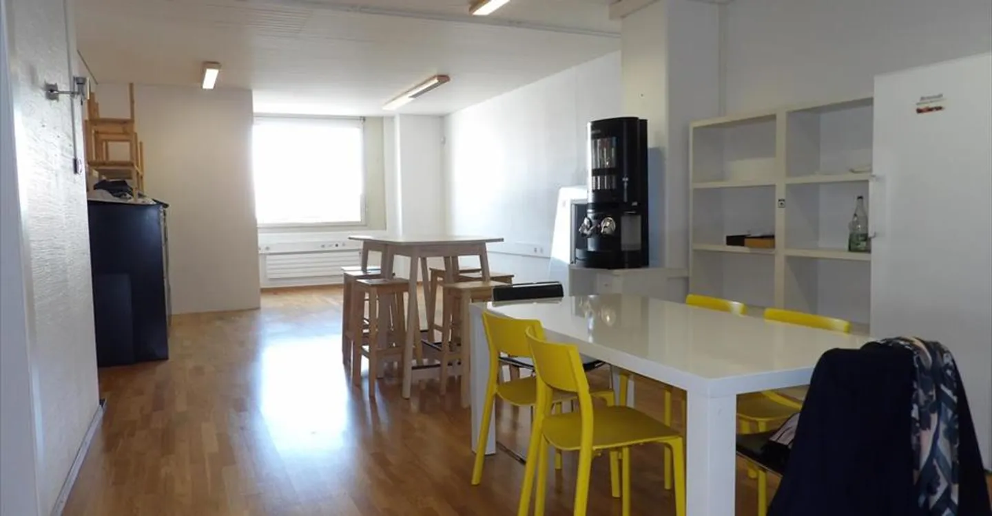 Mixed-use building for rent - Photo 10 of 13