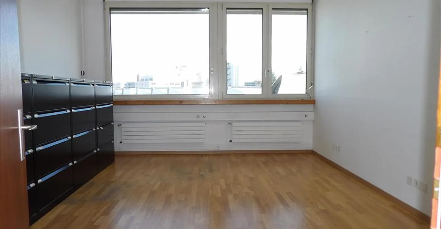 Mixed-use building for rent - Photo 3 of 13