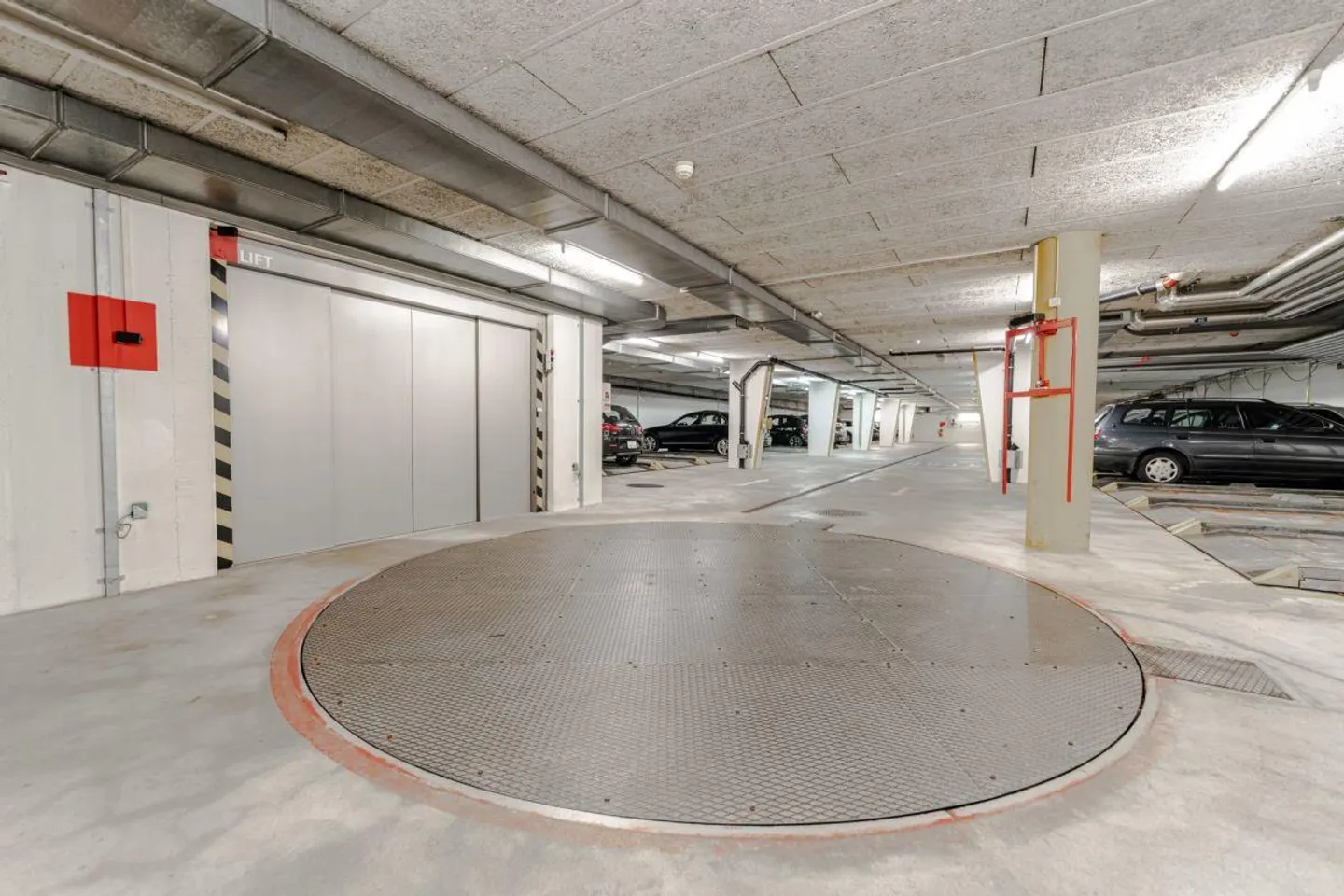 Parcheggio per auto e moto a Löwenplatz! - Foto 2 di 2