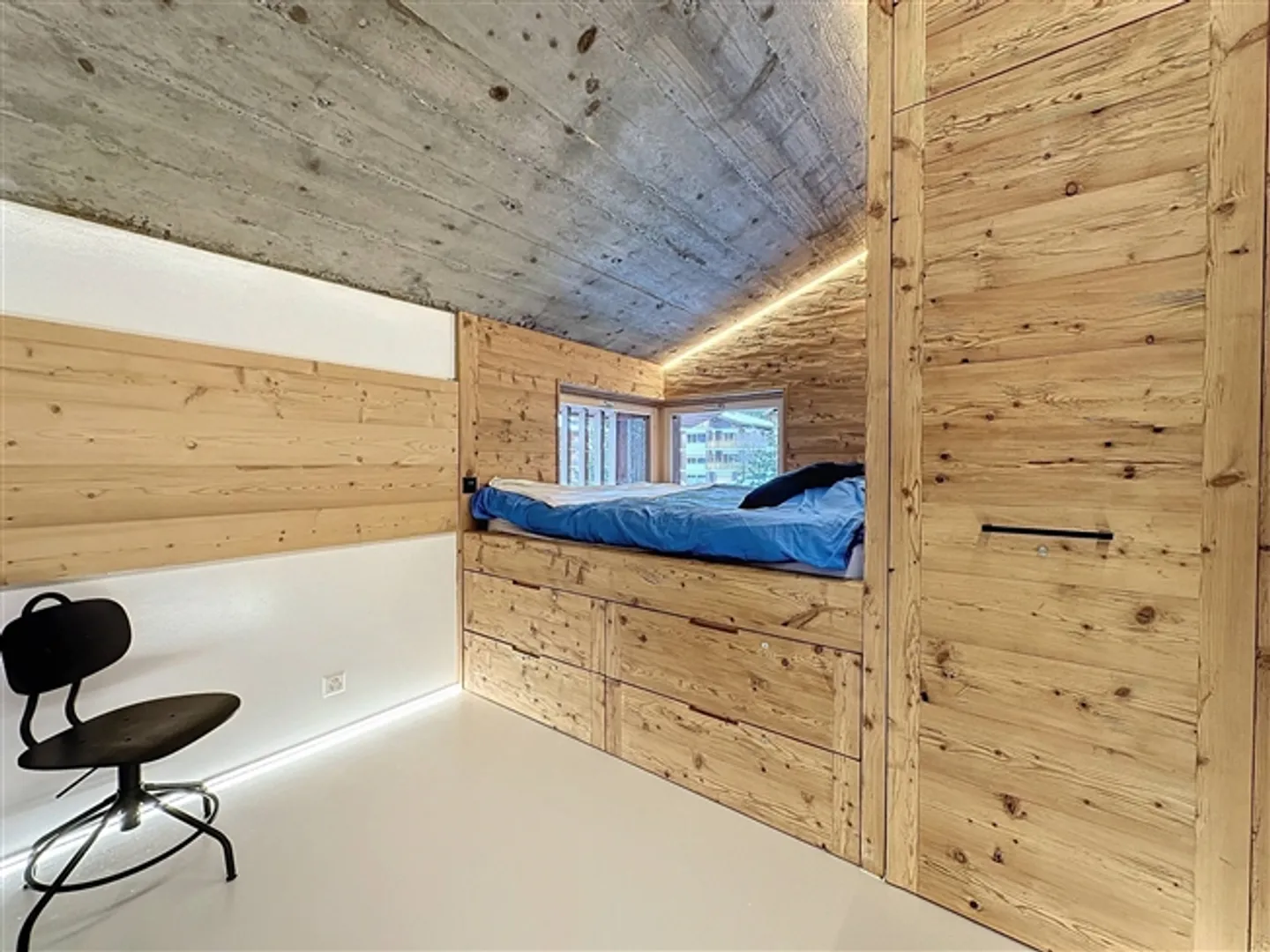 Outstanding Penthouse in Industrial Look - Photo 8 of 12