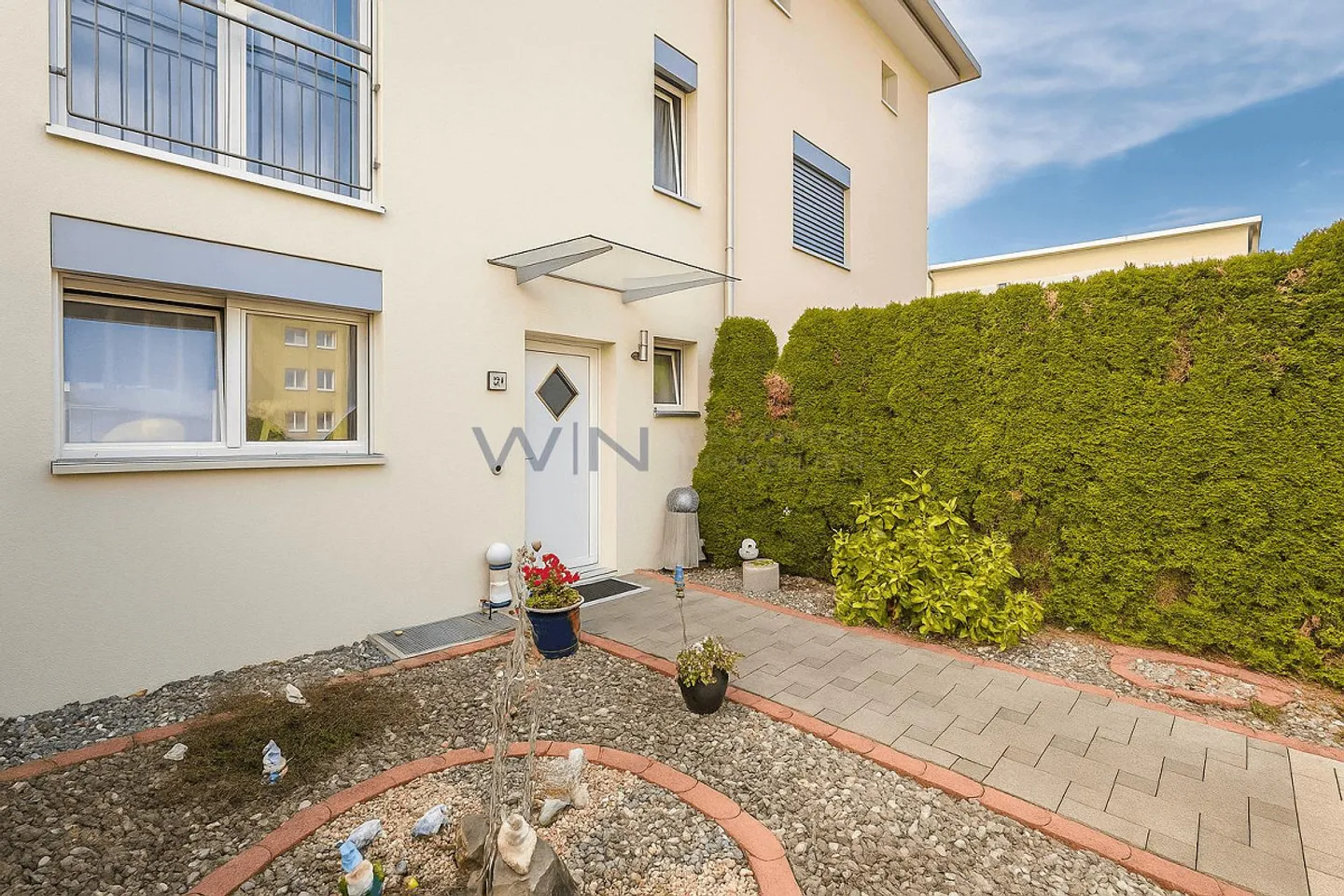 Charmantes Familienhaus mit Garten - Foto 2 von 10