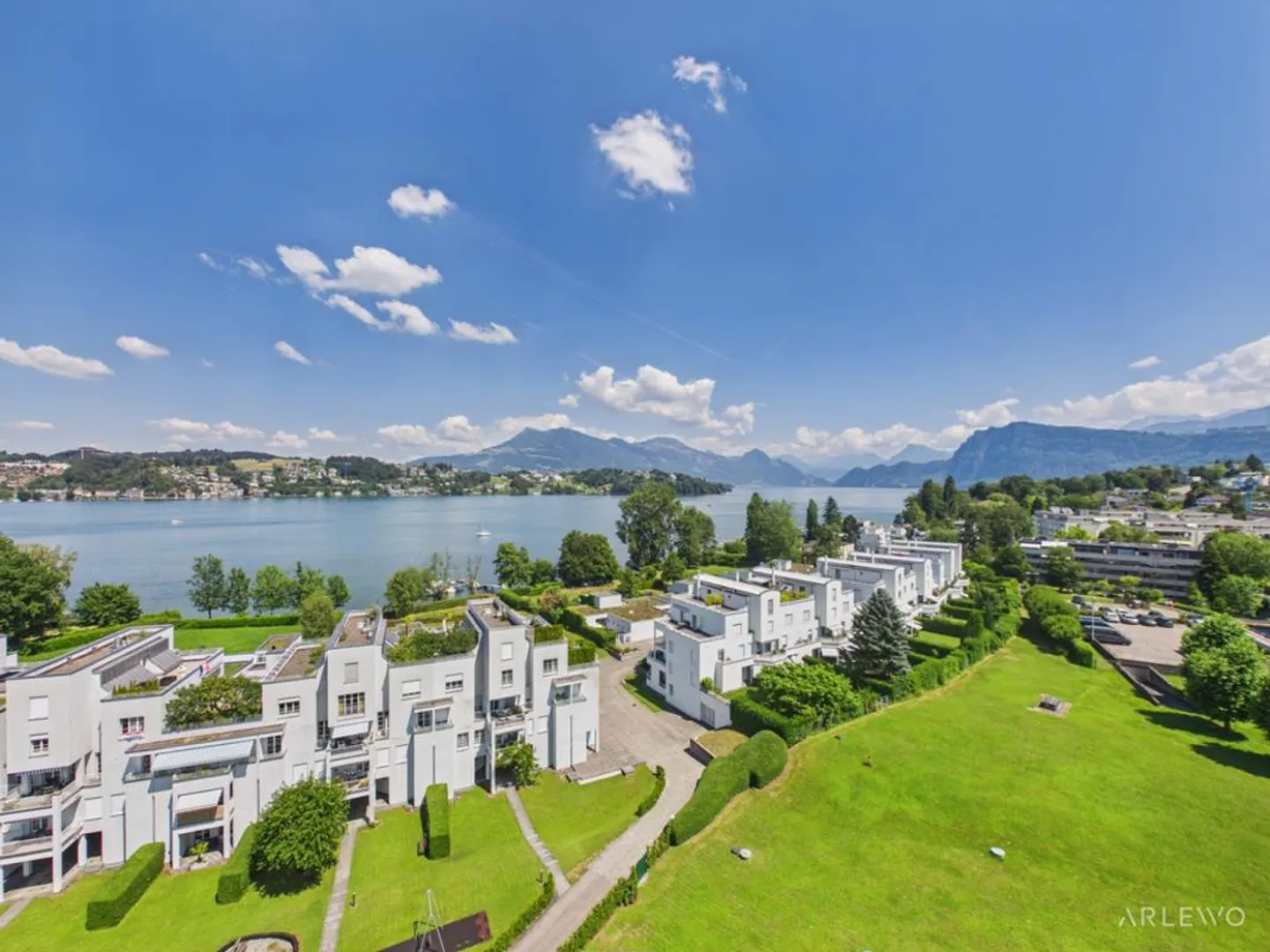 Vivere con una meravigliosa vista sul lago - Foto 1 di 15
