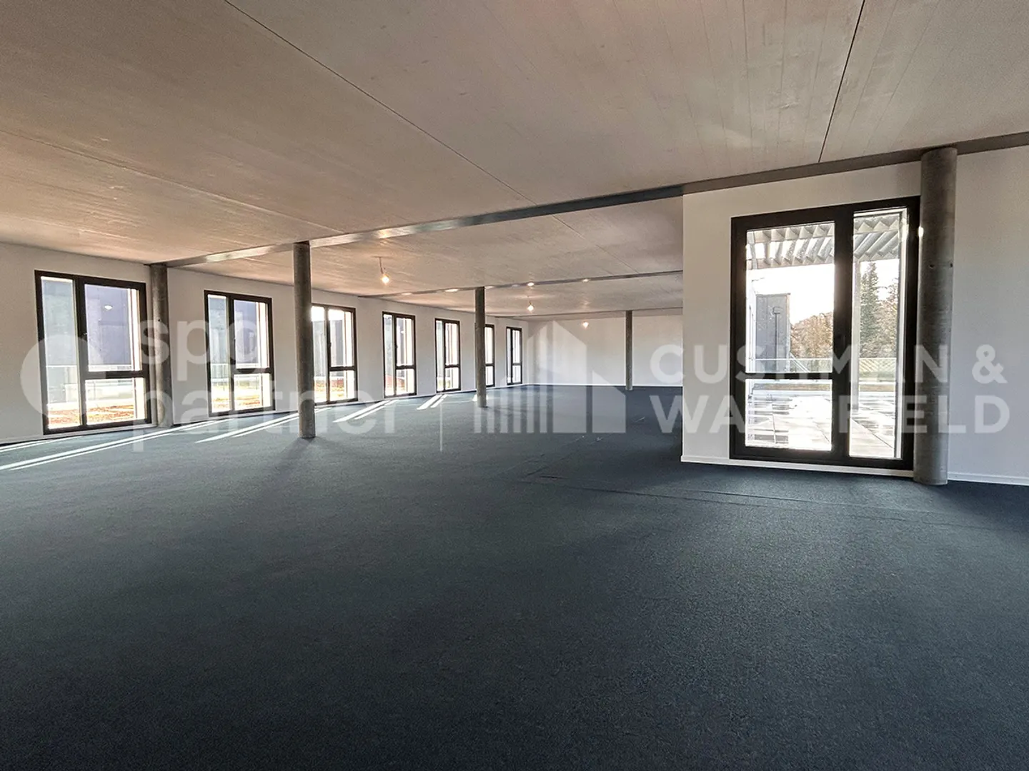 Your commercial space opposite the Côté Gare district - Photo 5 of 11