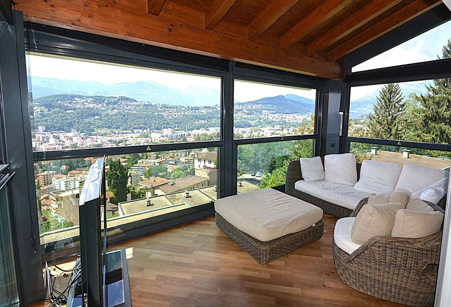 Beautiful villa with lake and mountain views - Albonago (Lugano) - Photo 3 of 9