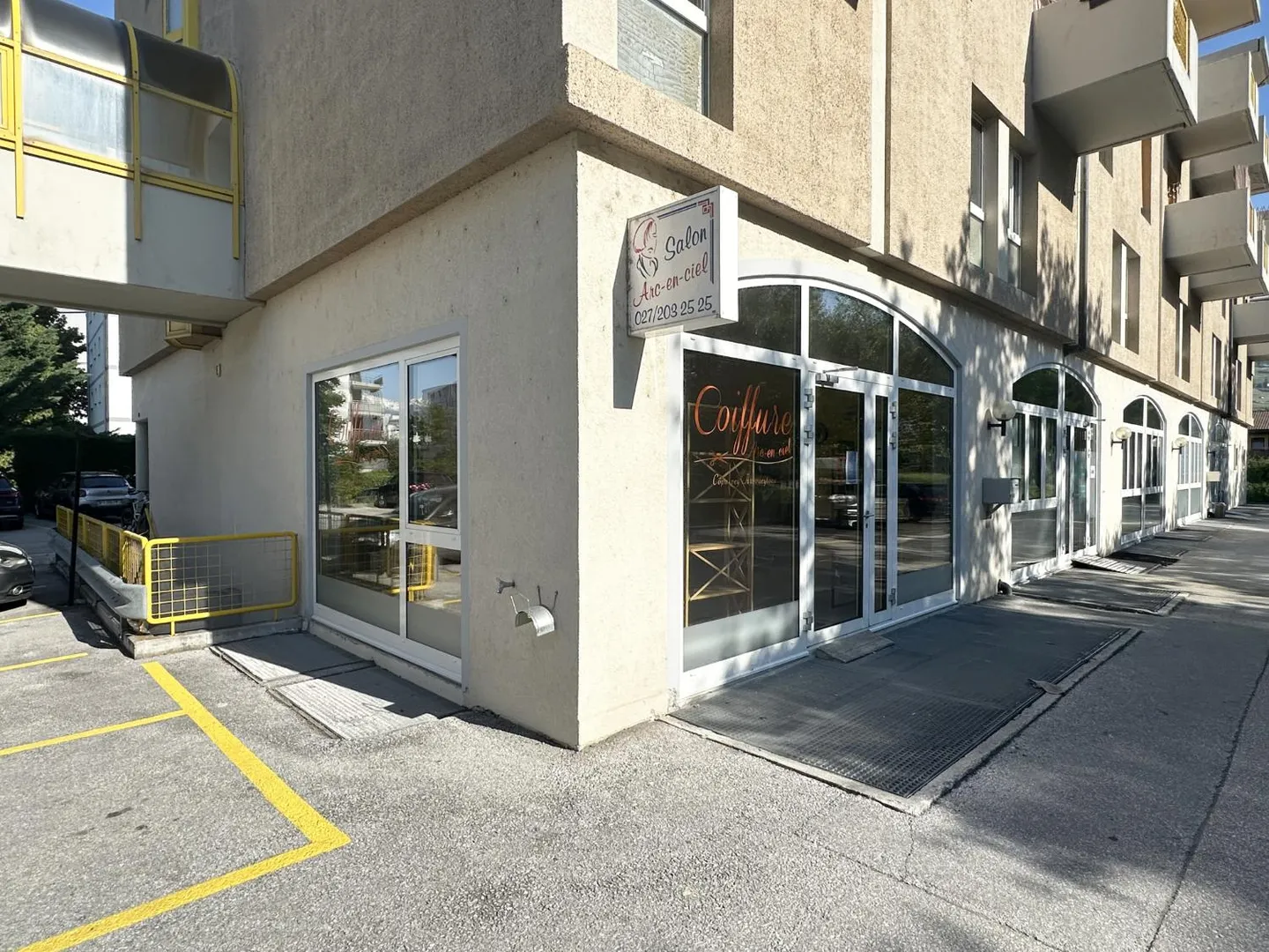 Sion, Friseursalon mit 40 m² und 3 Parkplätzen - Foto 2 von 11
