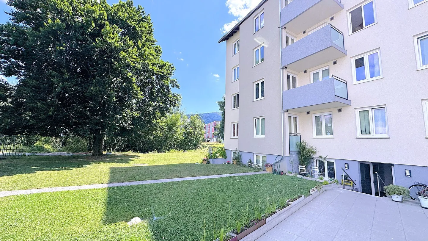 Spacious 3.5 room apartment in a quiet area with balcony, parking space and good accessibility - Photo 1 of 12
