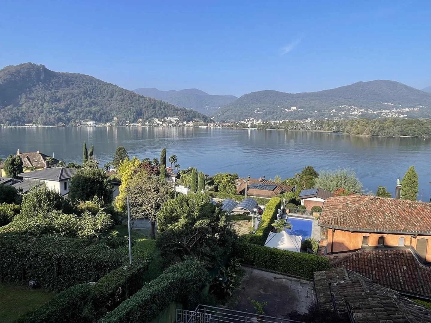 Casa interessante 4.5 con vista incantevole sul lago - Foto 1 di 13