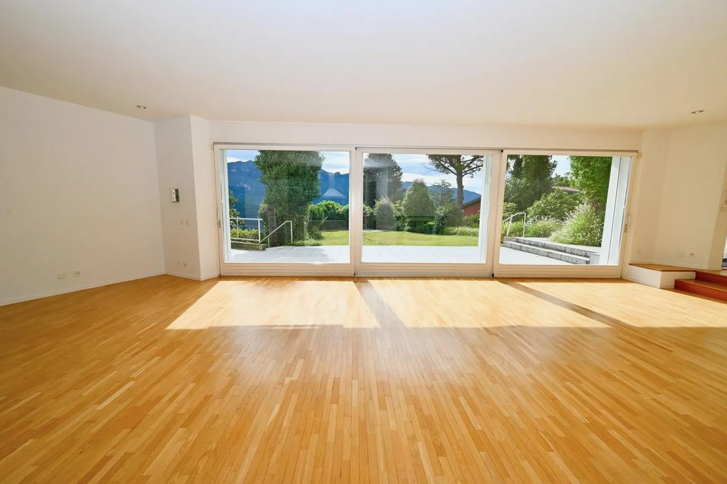 Villa avec piscine et vue sur le lac de Lugano et les montagnes environnantes - Photo 6 sur 17