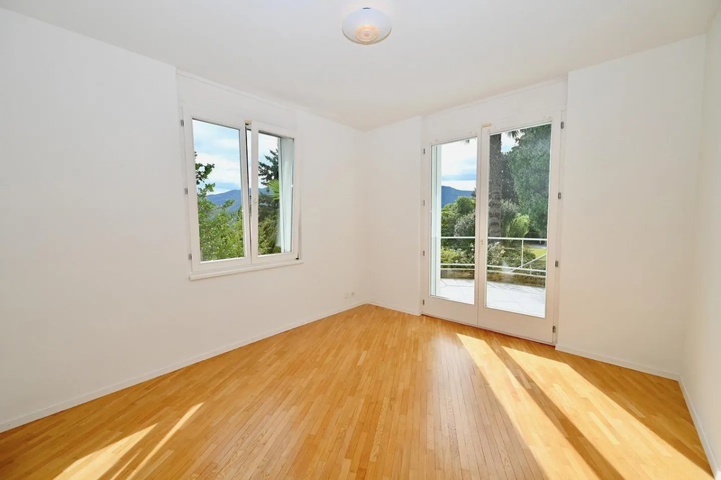 Villa avec piscine et vue sur le lac de Lugano et les montagnes environnantes - Photo 12 sur 17