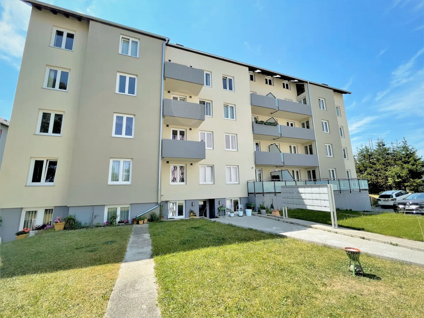 Spacious 3.5 room apartment in a quiet area with balcony, parking space and good accessibility - Photo 10 of 12