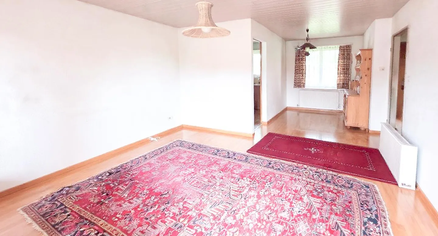 Freistehendes Haus mit grossem Grundstück - Foto 2 von 4