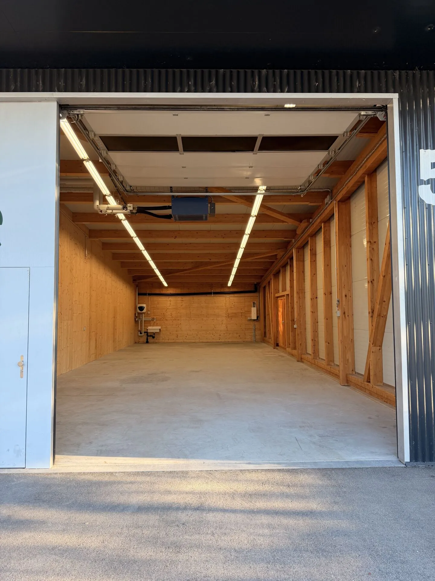 Commercial Hall No. 03 with approx. 123m2 - Photo 3 of 5