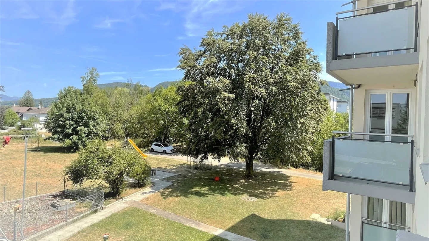 Spacious 3.5 room apartment in a quiet area with balcony, parking space and good accessibility - Photo 3 of 12