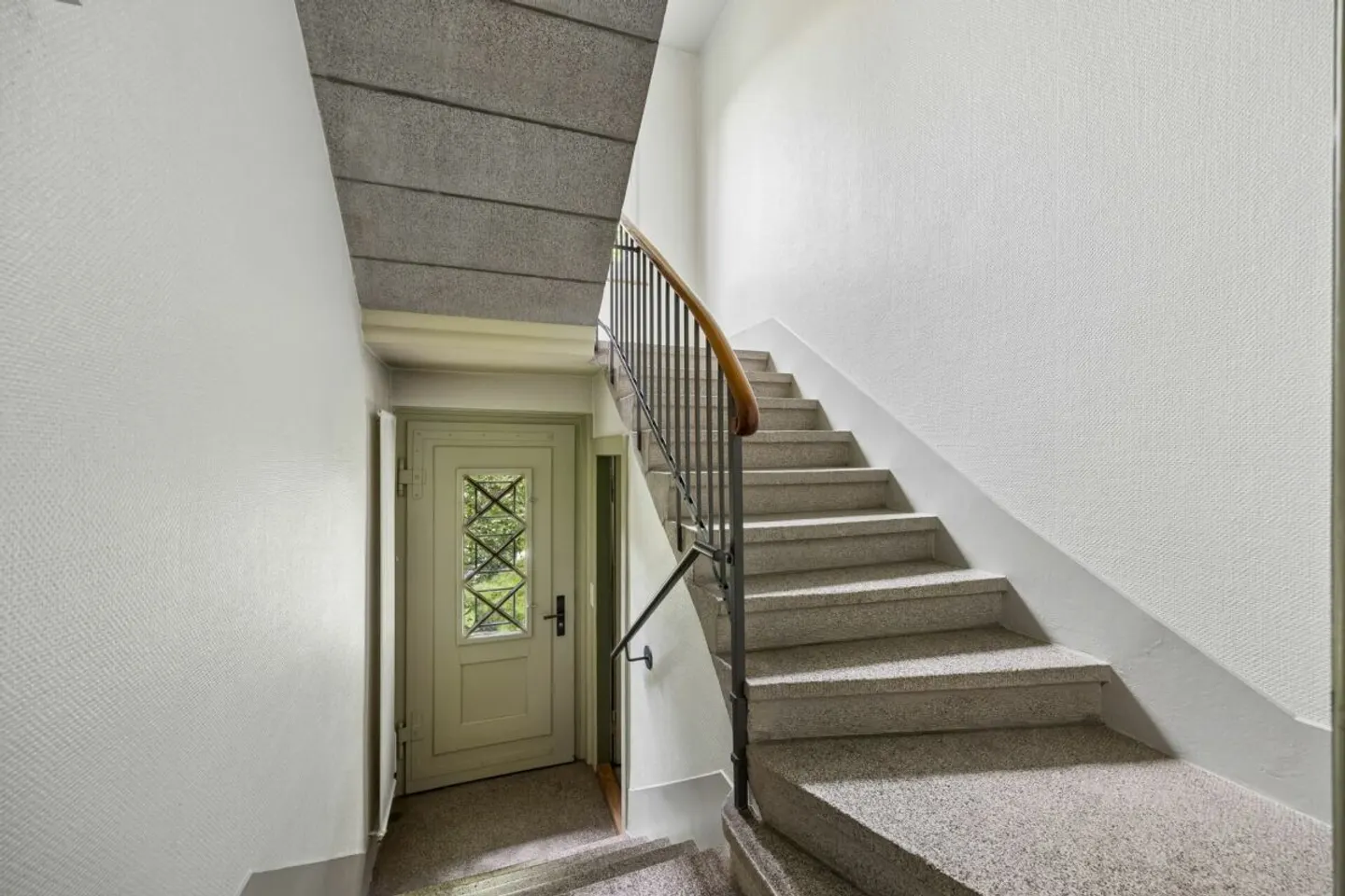 Casa trifamiliare versatile con ampio spazio esterno e grande potenziale - Foto 4 di 15