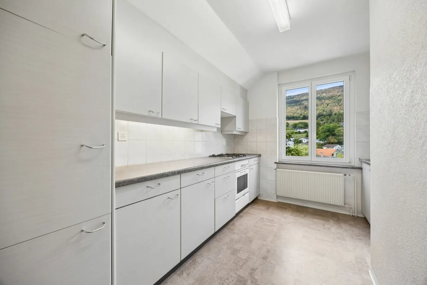 Casa trifamiliare versatile con ampio spazio esterno e grande potenziale - Foto 9 di 15