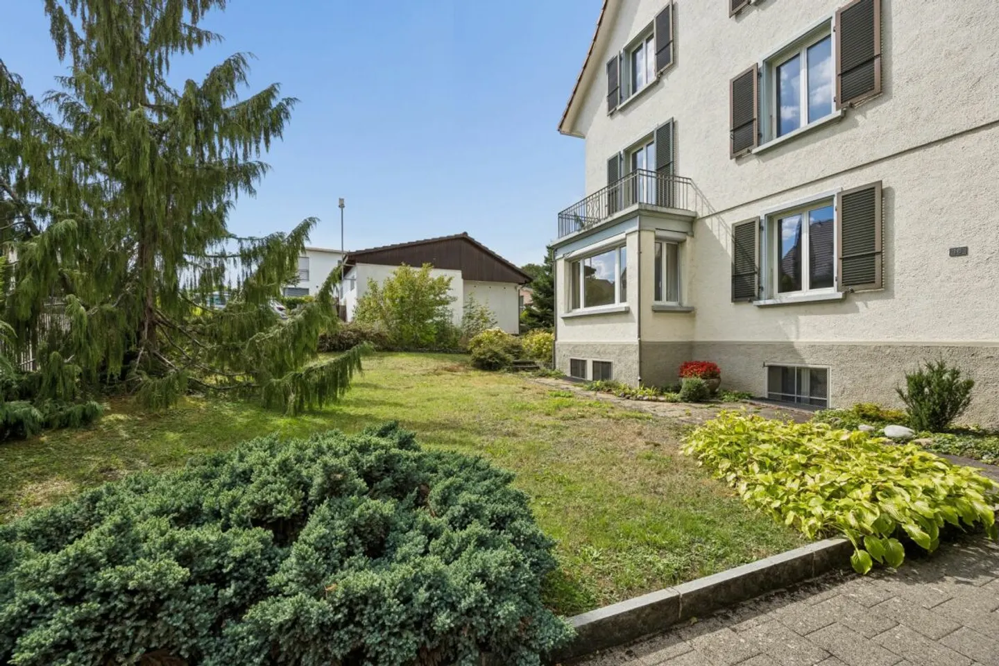 Casa trifamiliare versatile con ampio spazio esterno e grande potenziale - Foto 2 di 15