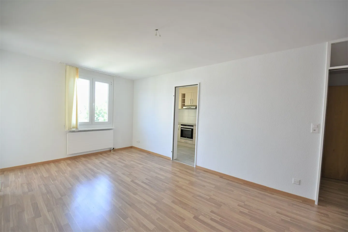 Spacious 3.5 room apartment in a quiet area with balcony, parking space and good accessibility - Photo 4 of 12