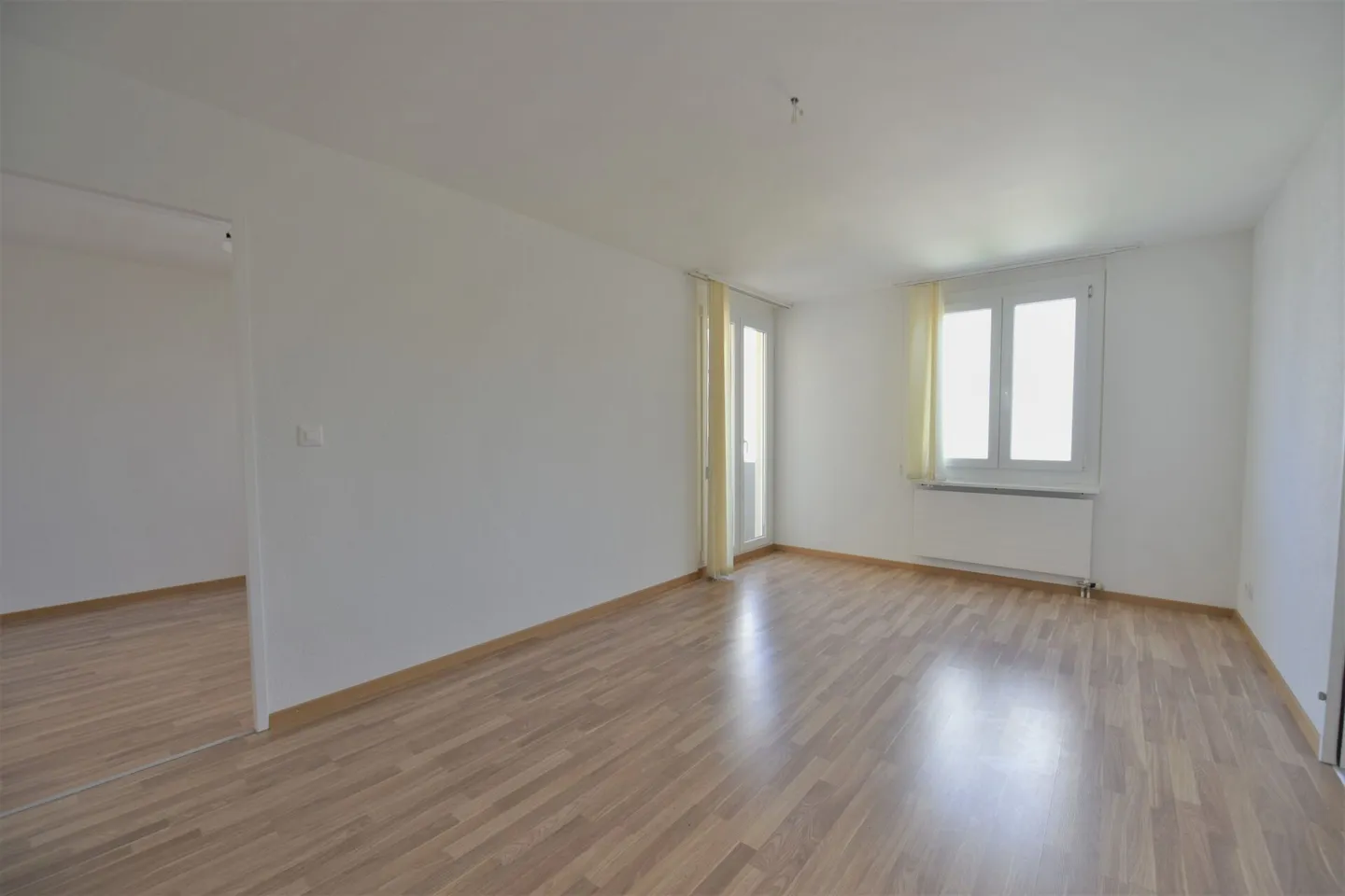 Spacious 3.5 room apartment in a quiet area with balcony, parking space and good accessibility - Photo 6 of 12