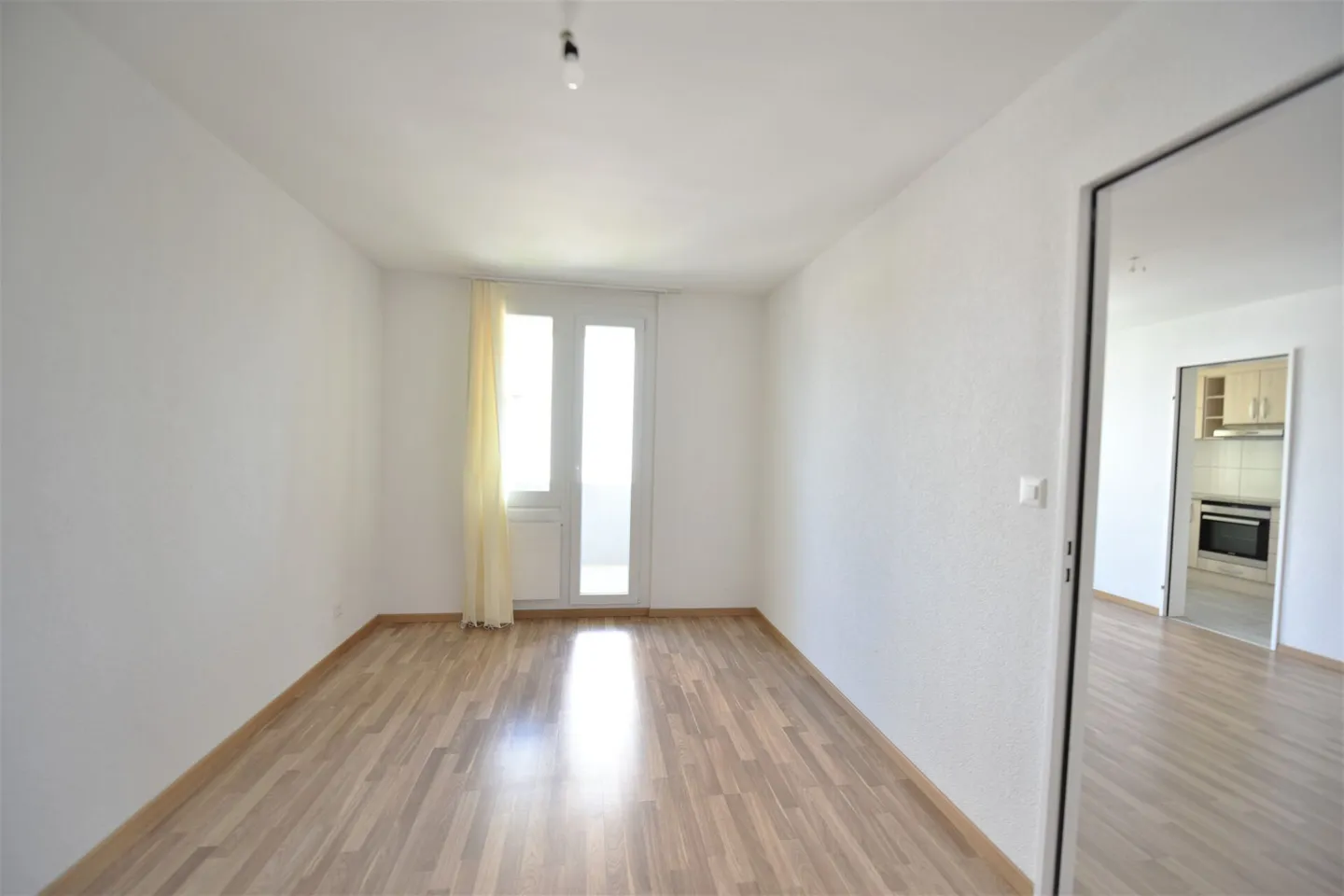 Spacious 3.5 room apartment in a quiet area with balcony, parking space and good accessibility - Photo 5 of 12