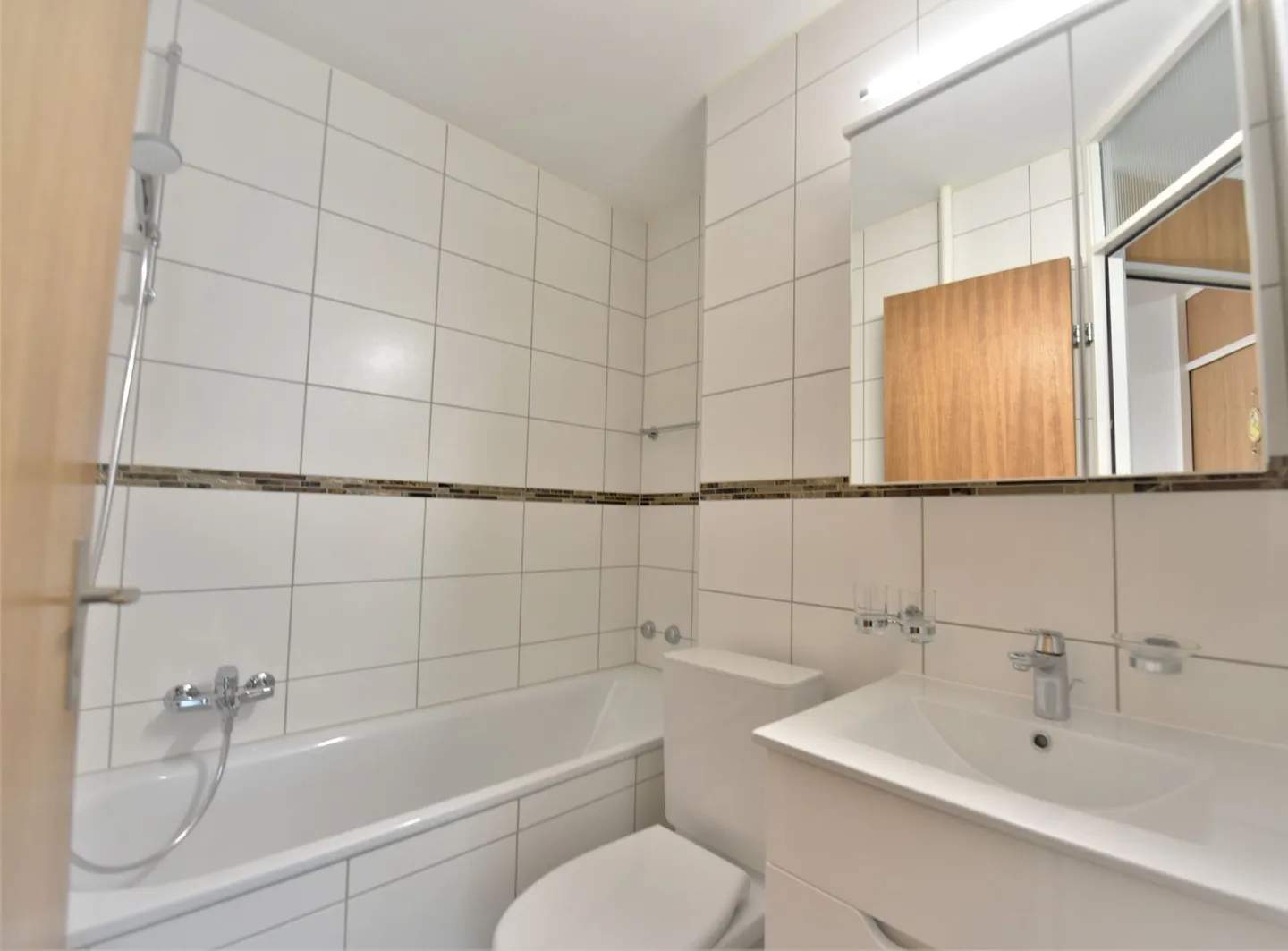 Geräumige 4,5-Zimmer-Wohnung in ruhiger Lage mit Balkon, Parkplatz und guter Erreichbarkeit - Foto 10 von 12