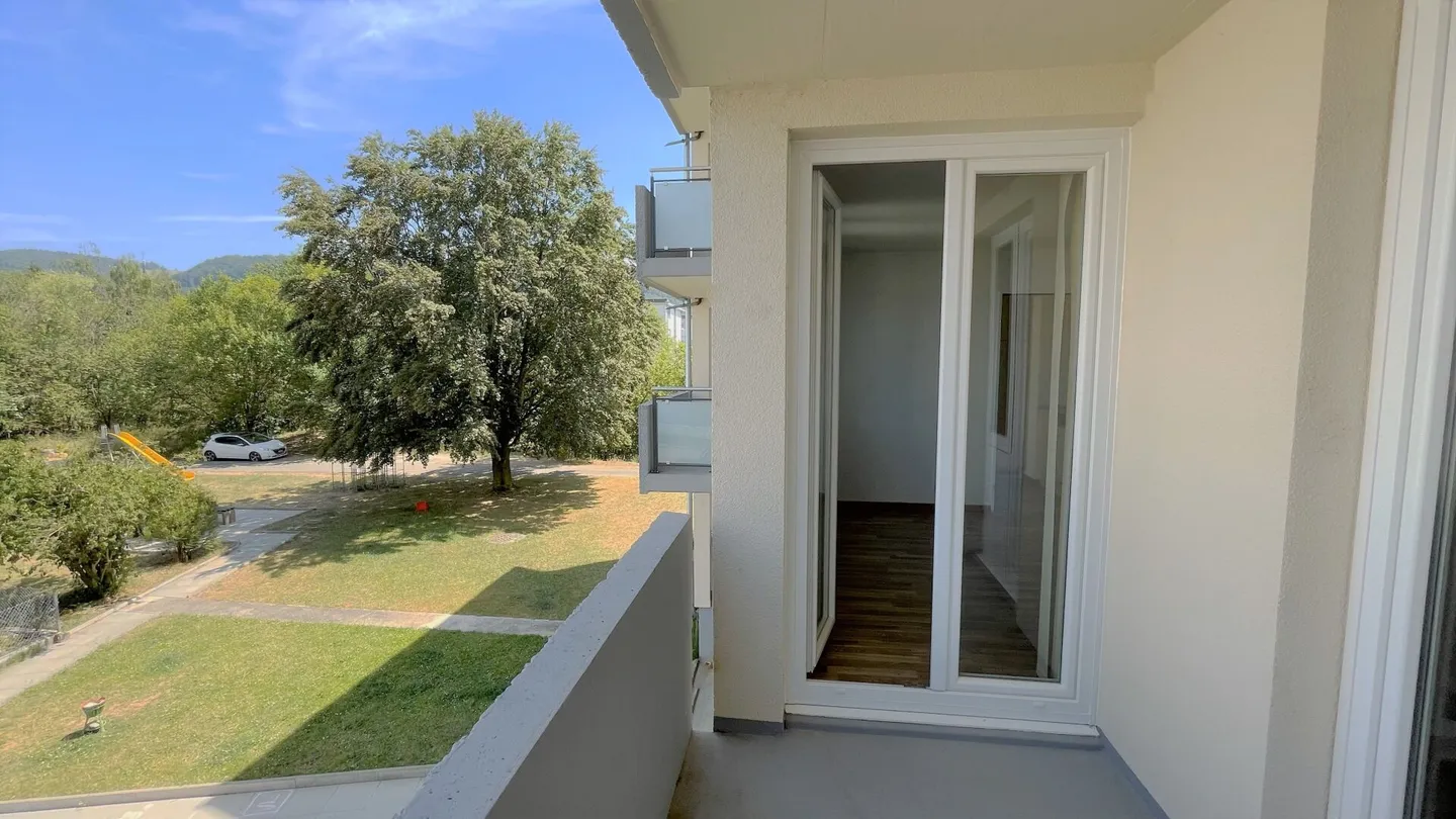 Spacious 3.5 room apartment in a quiet area with balcony, parking space and good accessibility - Photo 11 of 12
