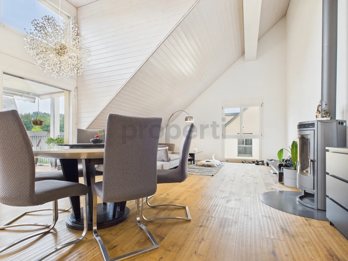 Grosszügige und helle 6.5-Zimmer Wohnung mit Terrasse in Esslingen - Foto 1 von 9