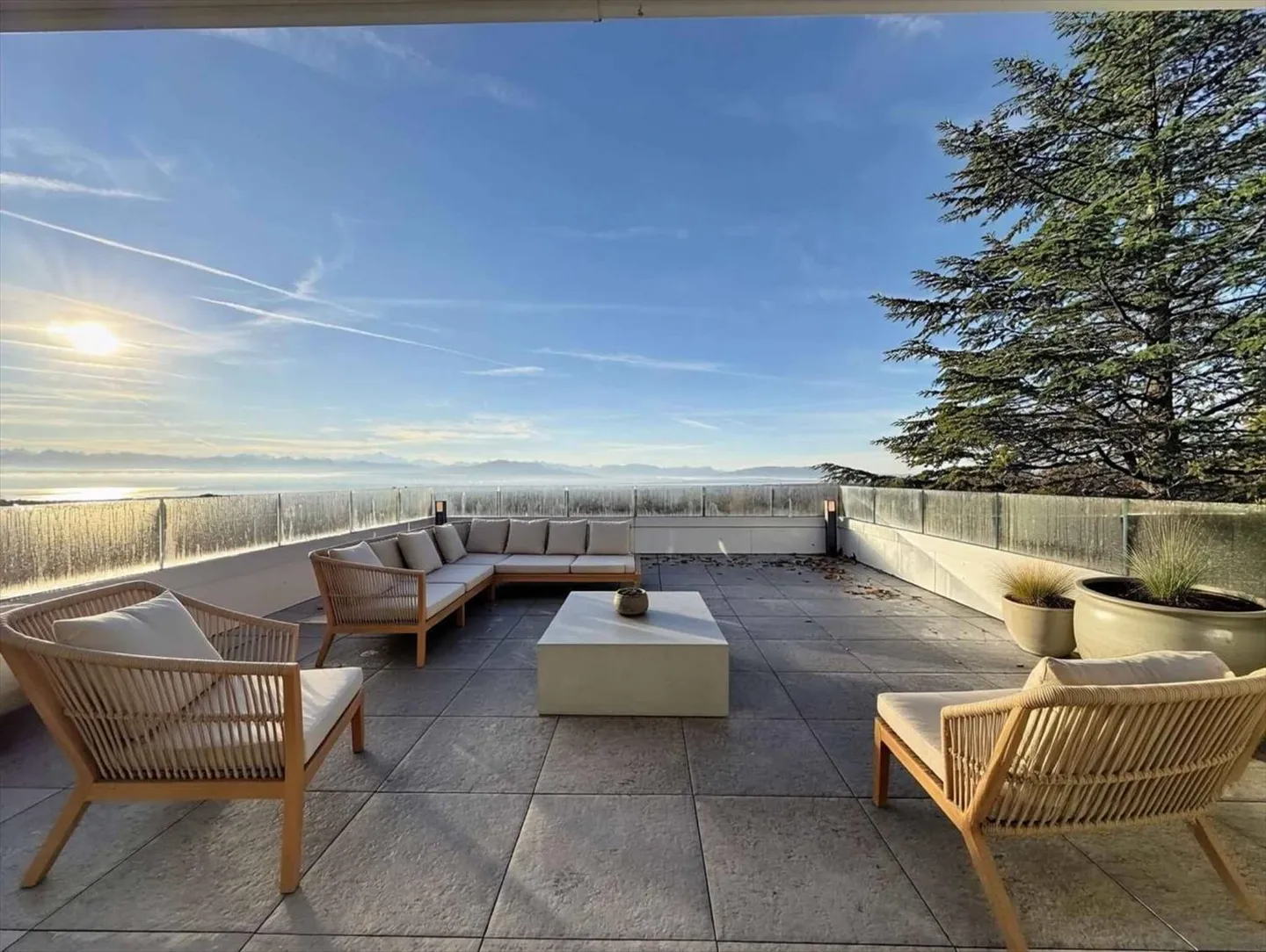 Stupenda vista senza ostacoli sulle Alpi e sul jet d'eau di Ginevra - Foto 10 di 13