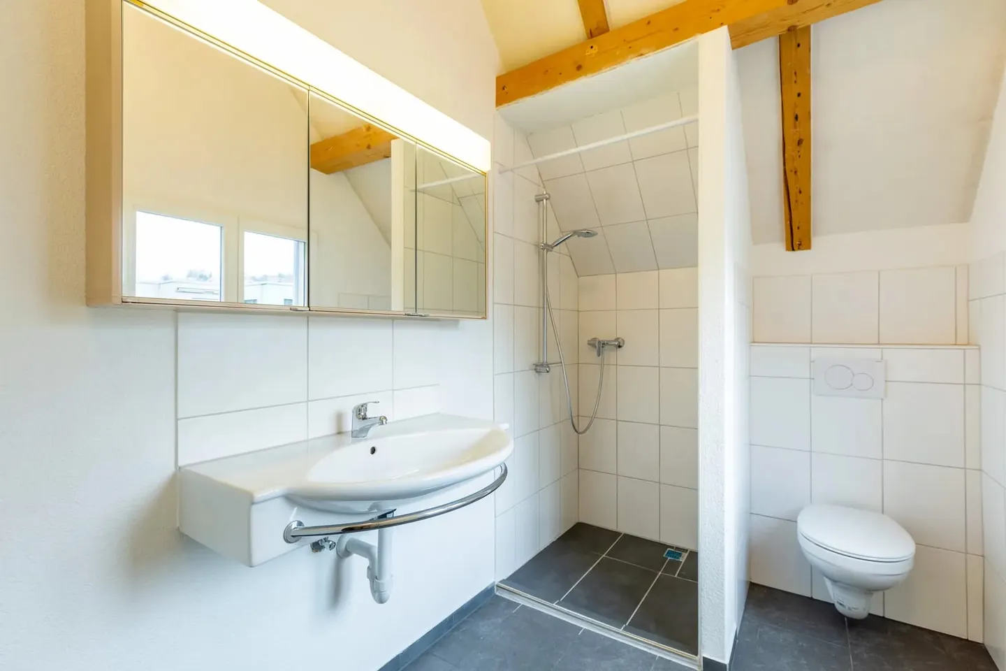 Casa a schiera ristrutturata di 5,5 stanze in affitto a Kollbrunn - Foto 4 di 9