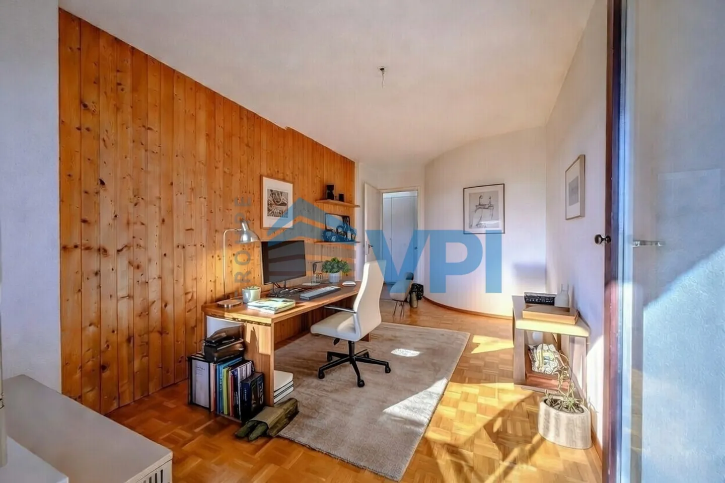 Charming Apartment with Lake View - Photo 4 of 6